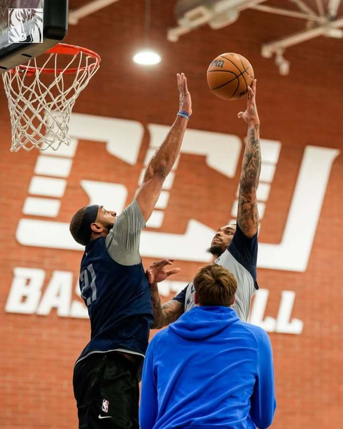 九游体育-莎拉波娃在公牛比赛中关键助攻达拉斯独行侠防线松动备战欧篮联之后，风云突变莱比锡转会期单刀错失